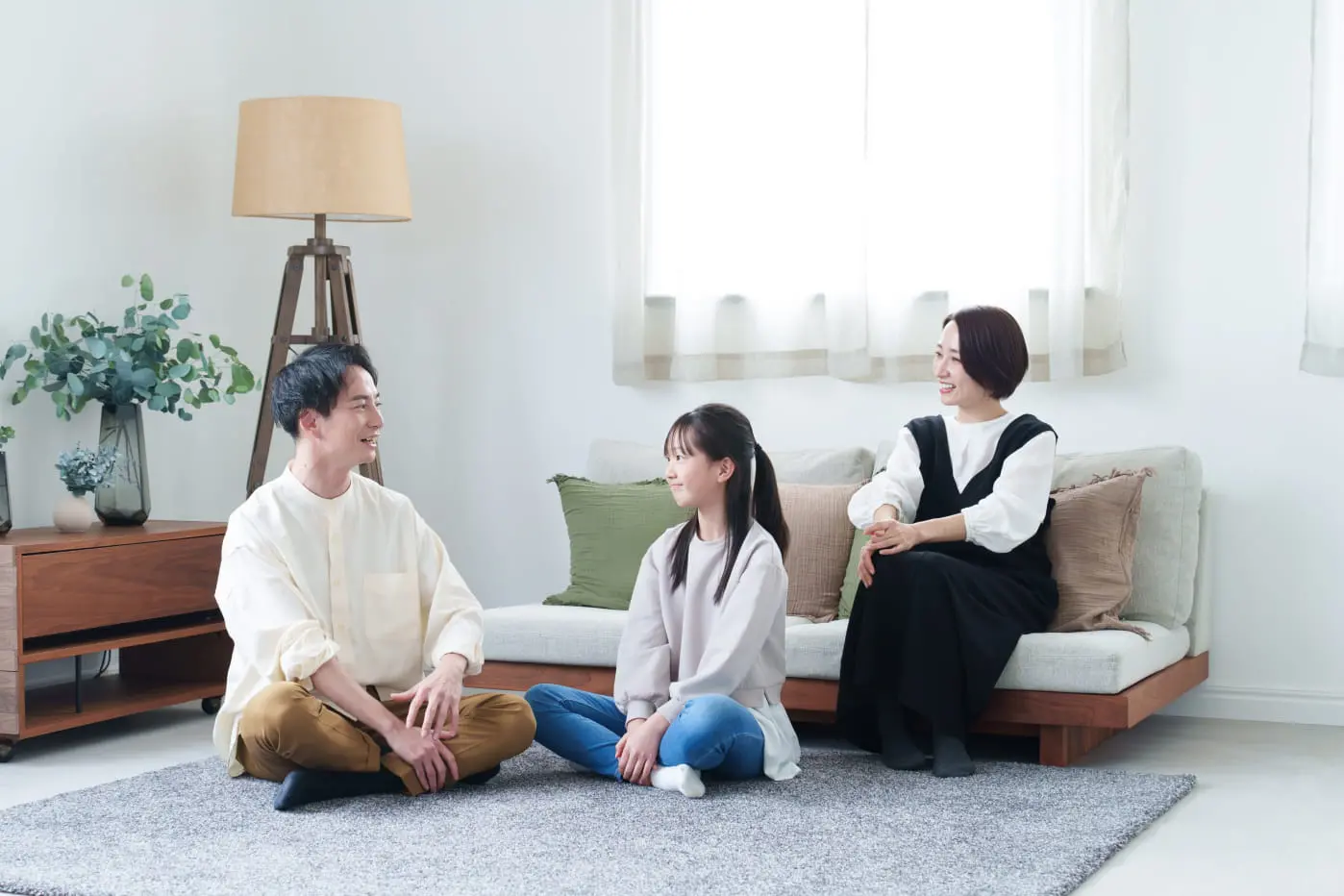 親子がリビングでくつろいでいる様子