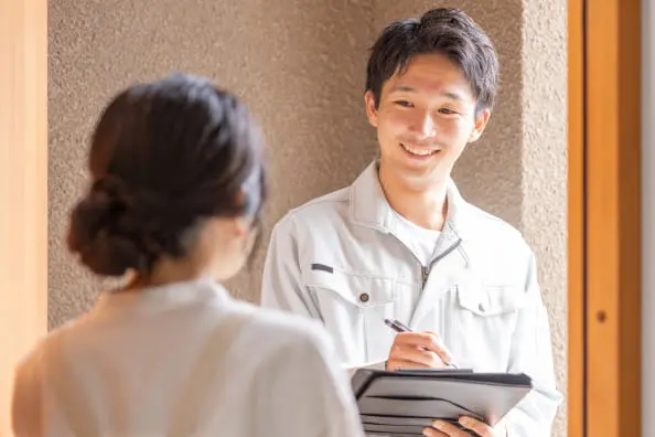 お客様に引き渡しをしている様子
