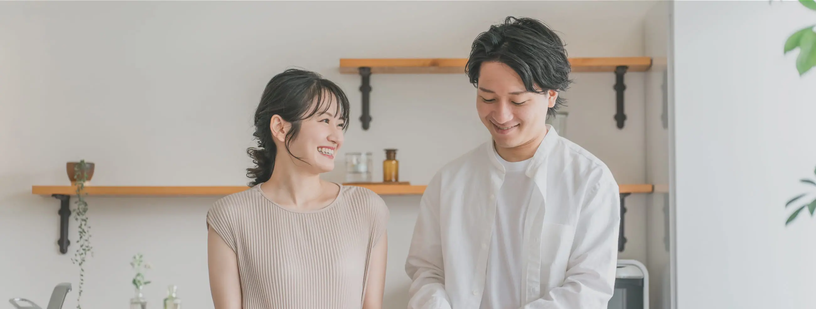 若い夫婦が見つめあって笑顔になっている様子