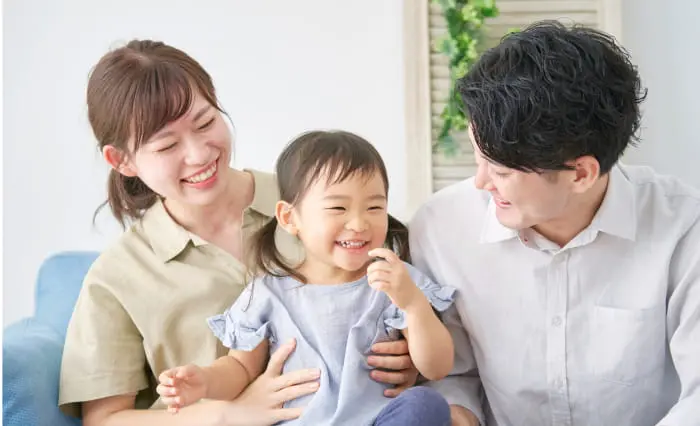 親子3人が楽しそうにリビングで過ごしている様子