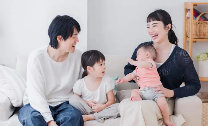 家族4人で楽しく過ごしている様子