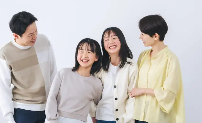 親子4人が楽しそうに談笑している様子