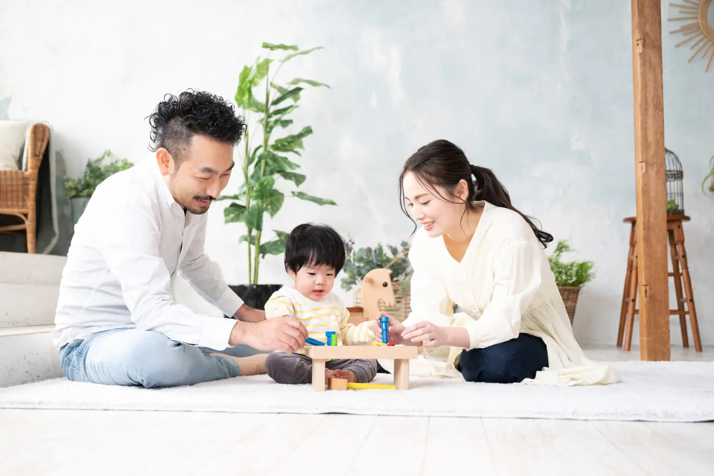 親子がリビングで遊んでいる様子